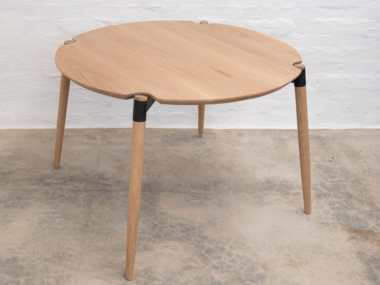 round dining table four legs